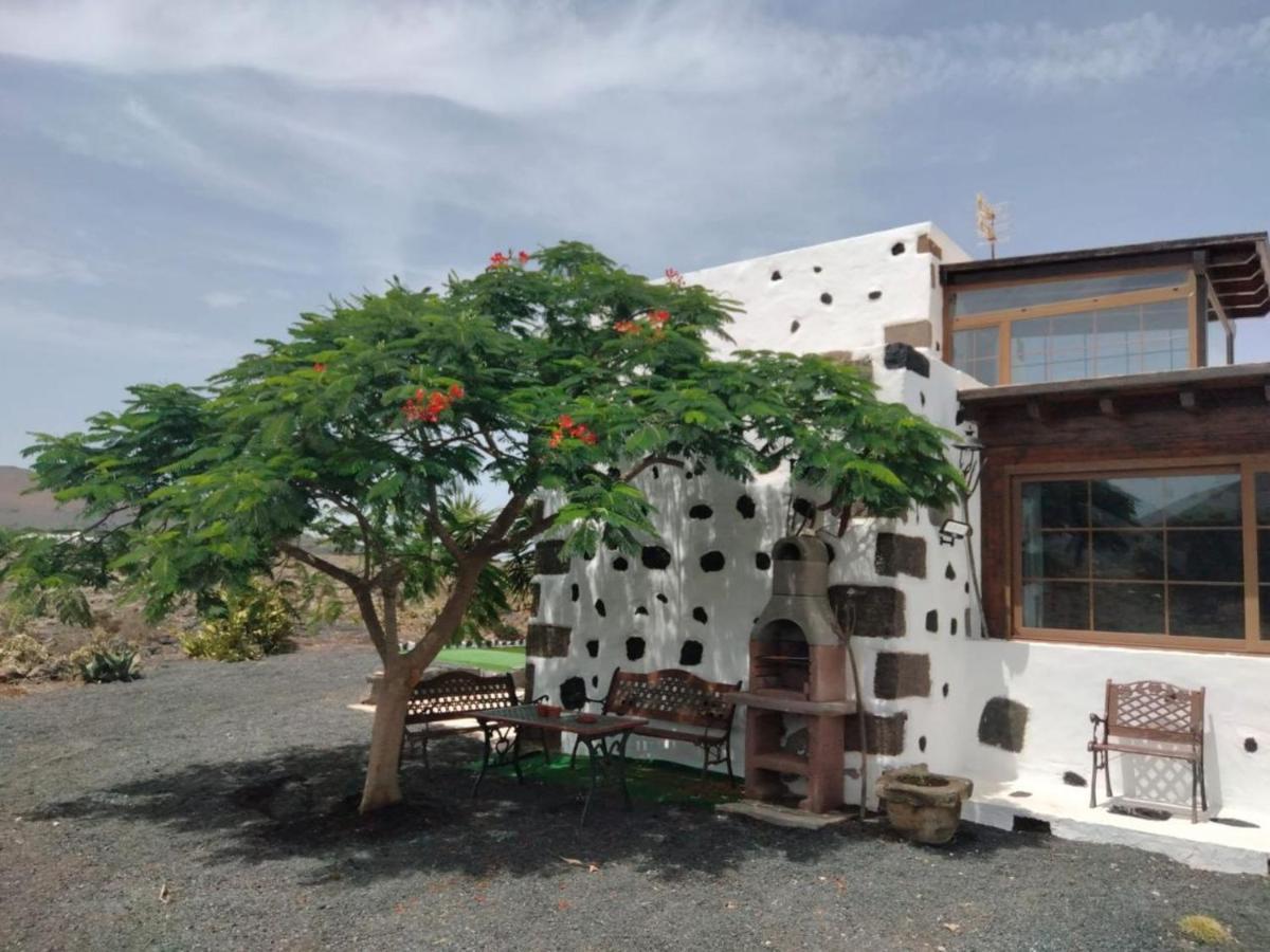 Lanzarote Casa Volcanica-Anclada Sobre La Lava Del Volcan Montana Blanca Εξωτερικό φωτογραφία
